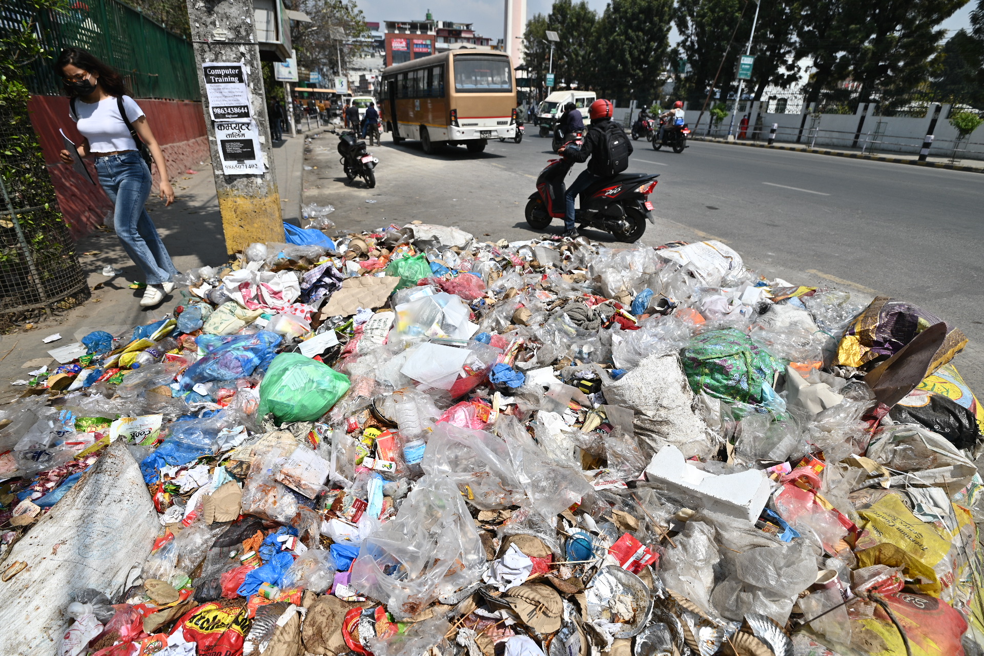 फेरि उठ्न छाड्यो काठमाडौंको फोहोर (फोटो फिचर) 